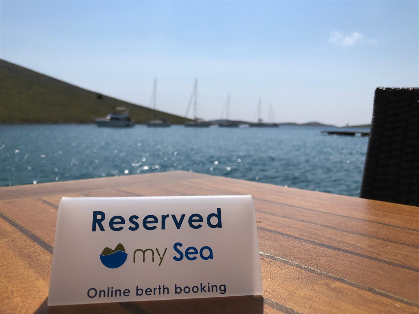 Reservierter Platz an einer kroatischen Bucht mit mySea-Hinweis