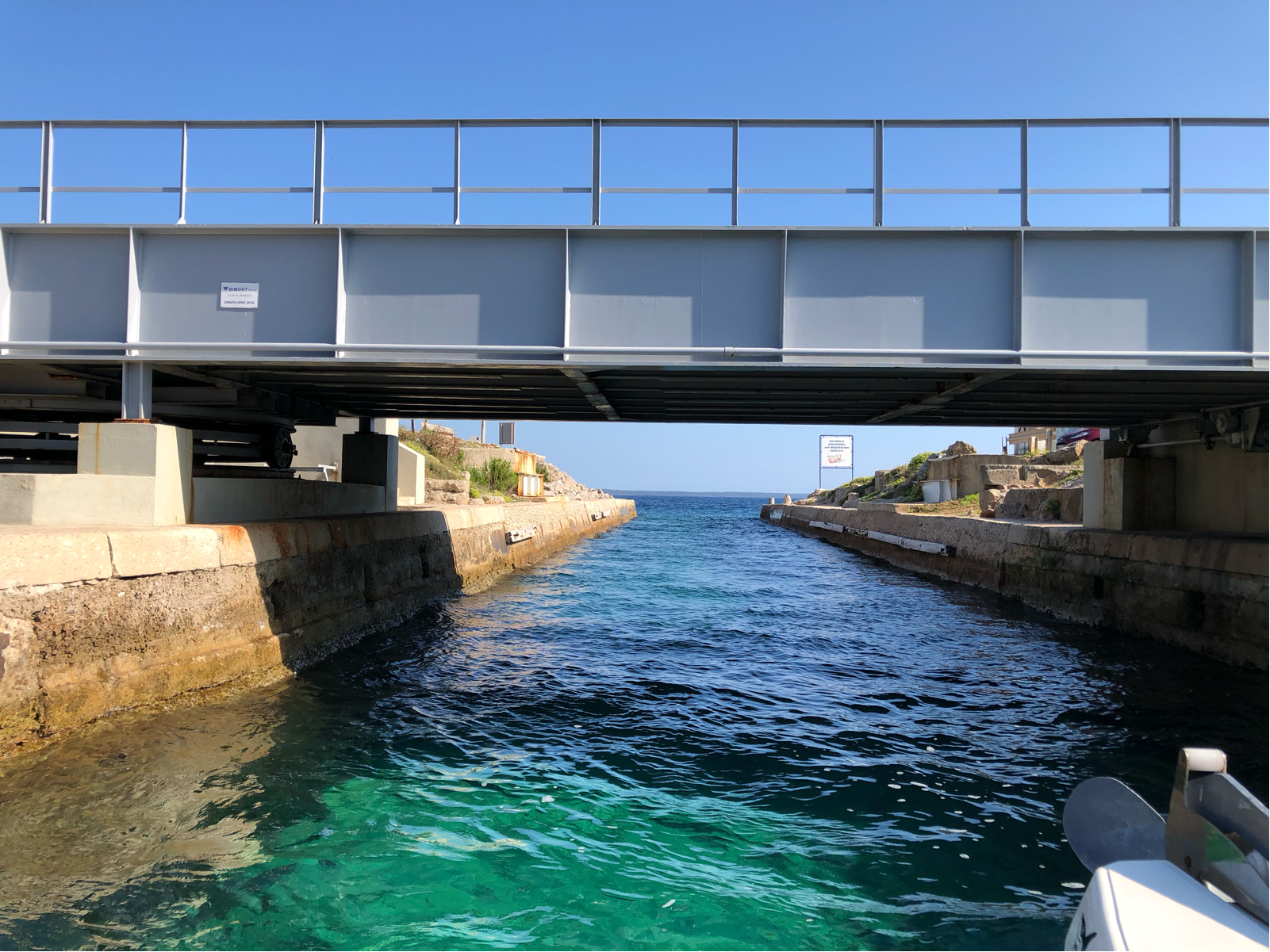 Blick unter die Privlaka-Drehbrücke auf die schmale Wasserpassage