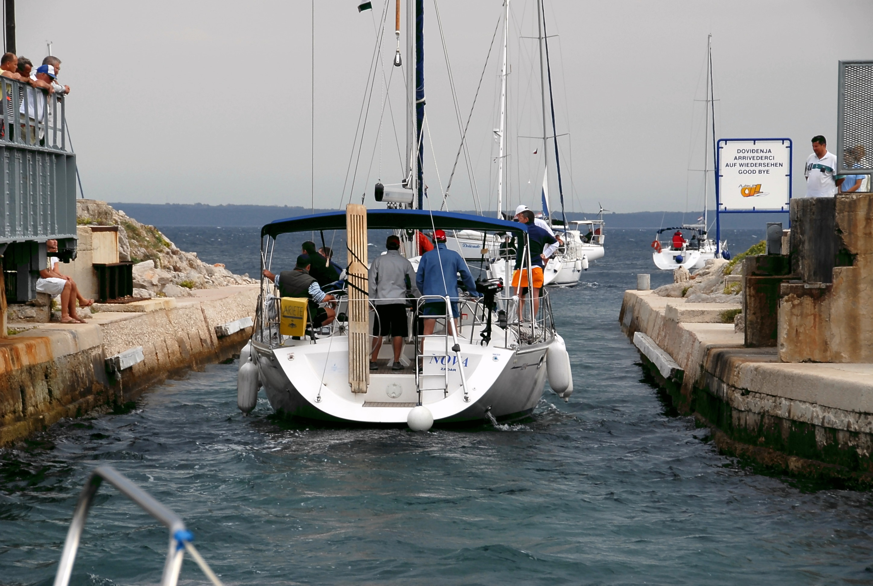 Segelyacht in der engen Durchfahrt des Privlaka-Kanals bei Mali Lošinj