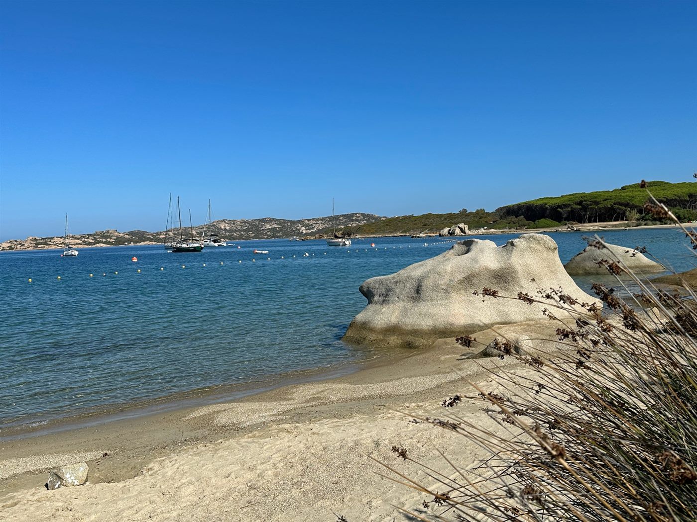 Küstenlandschaft in Italien mit klarem Wasser